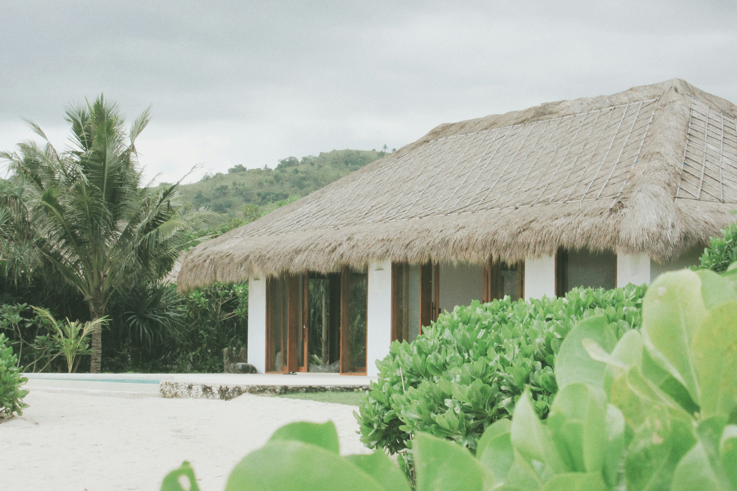 A Serai Inar bungalow tucked among the palms with sea views